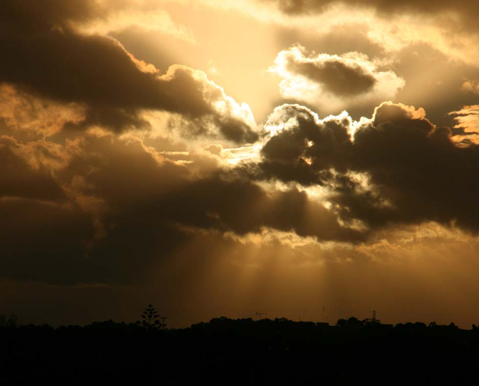 Cielo con nubes amaneciendo Agro Amaltea